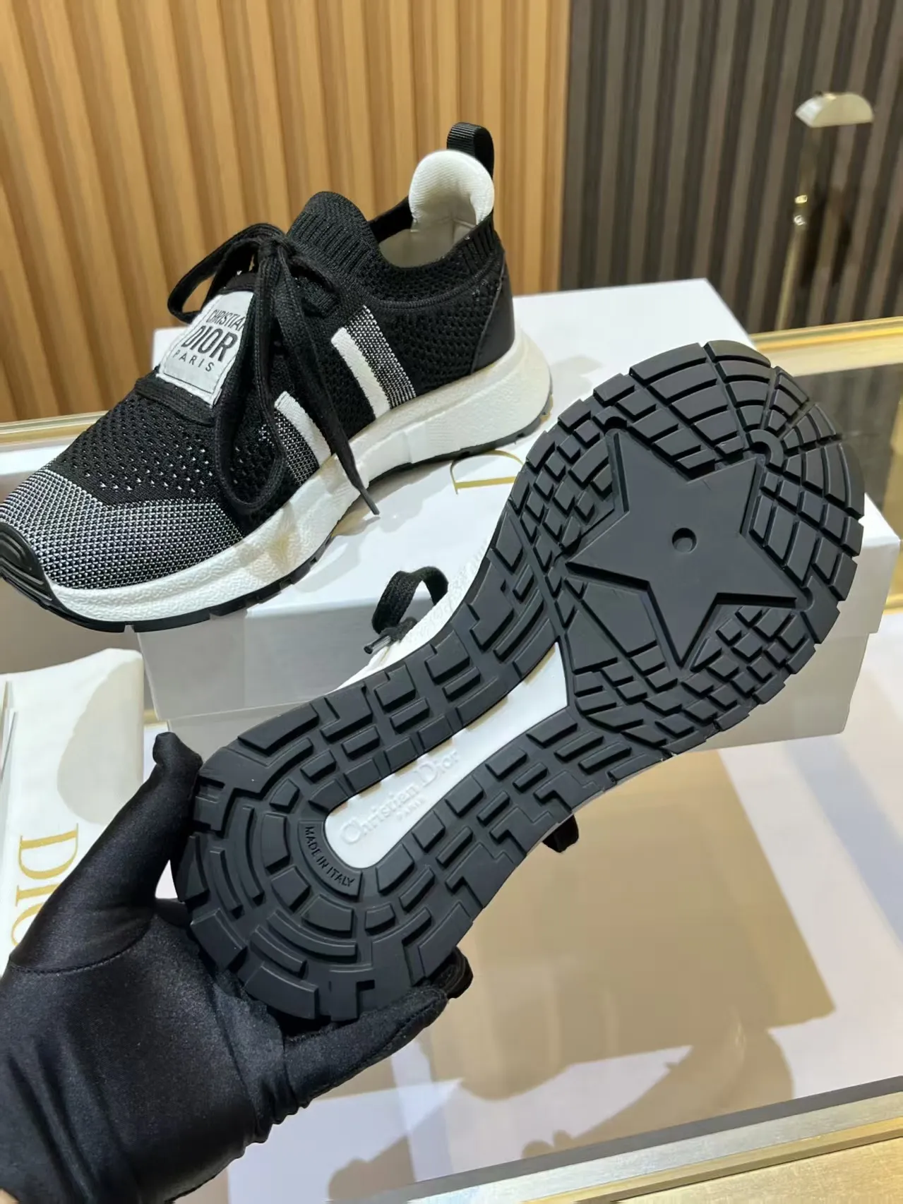 👟👟Ex-factory price 460👟👟 DIOR CHRONO Dior's new high-version, casual, business, all-in-one sports shoes. Simple and super versatile. The upper is equipped with a Logo cloth label. The upper is perfect and luxurious, and can be matched with any spring, summer, autumn and winter clothing. The upper foot is even more comfortable! The original material is disassembled and reproduced perfectly. The fly-woven upper is breathable and comfortable. The original super lightweight TPU absorbent film anti-slip outsole. Unique. Full of details. Fine workmanship. Worth owning. Equipped with original packaging at the counter. 3 colors available SIZE: 35--40 (41 can be customized)